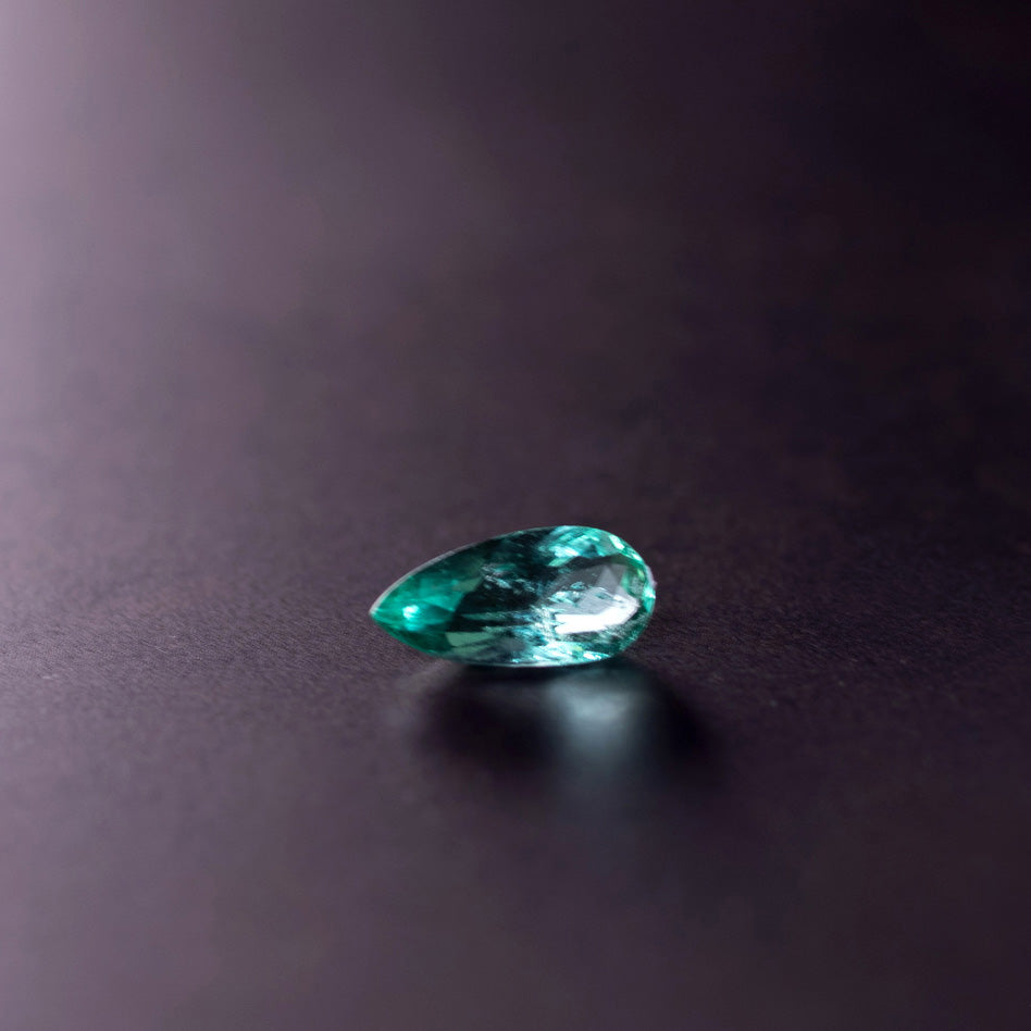 天然エメラルド 0.390ct コロンビア産 ノンオイル・ルース 撮影写真9｜J.C.BAR