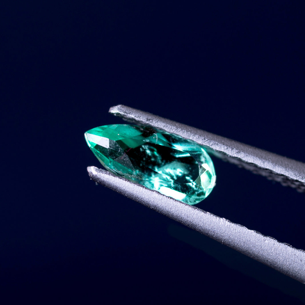 天然エメラルド 0.390ct コロンビア産 ノンオイル・ルース 撮影写真10｜J.C.BAR