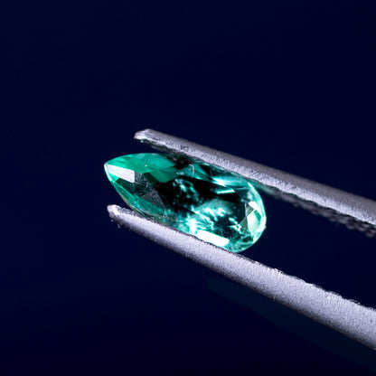 天然エメラルド 0.390ct コロンビア産 ノンオイル・ルース 撮影写真10｜J.C.BAR