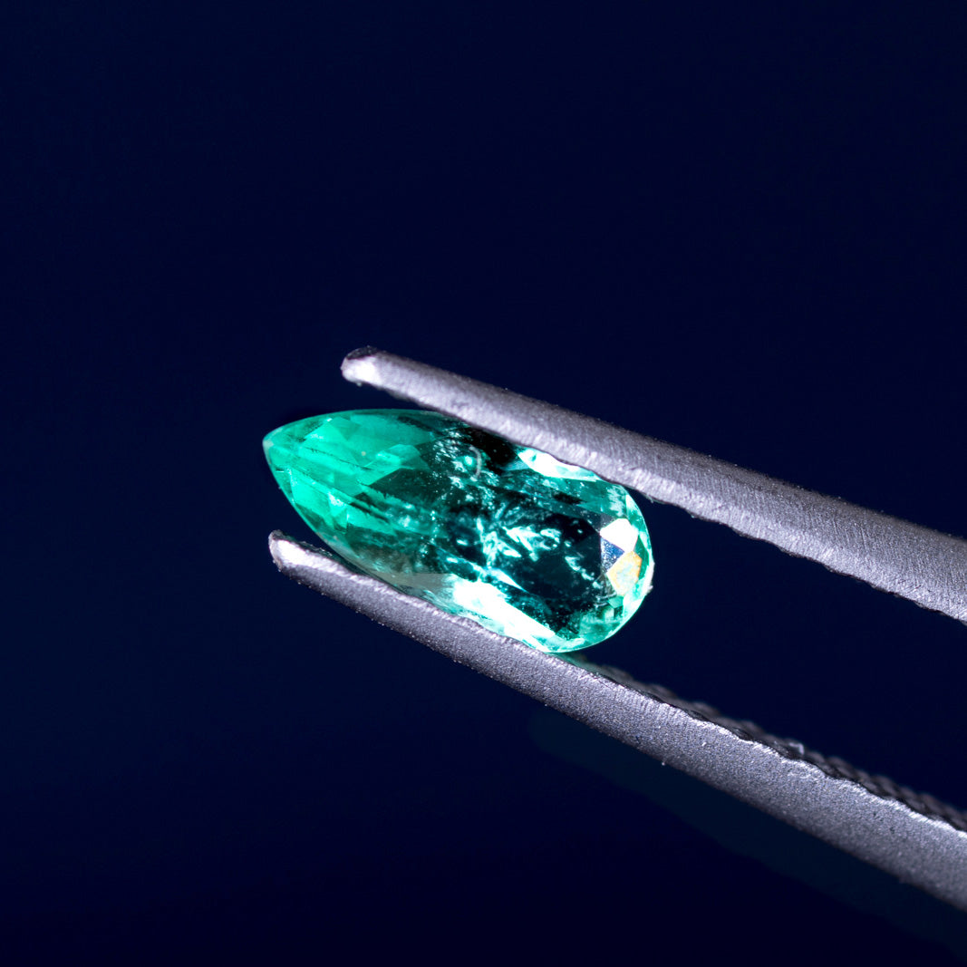 天然エメラルド 0.390ct コロンビア産 ノンオイル・ルース 撮影写真11｜J.C.BAR