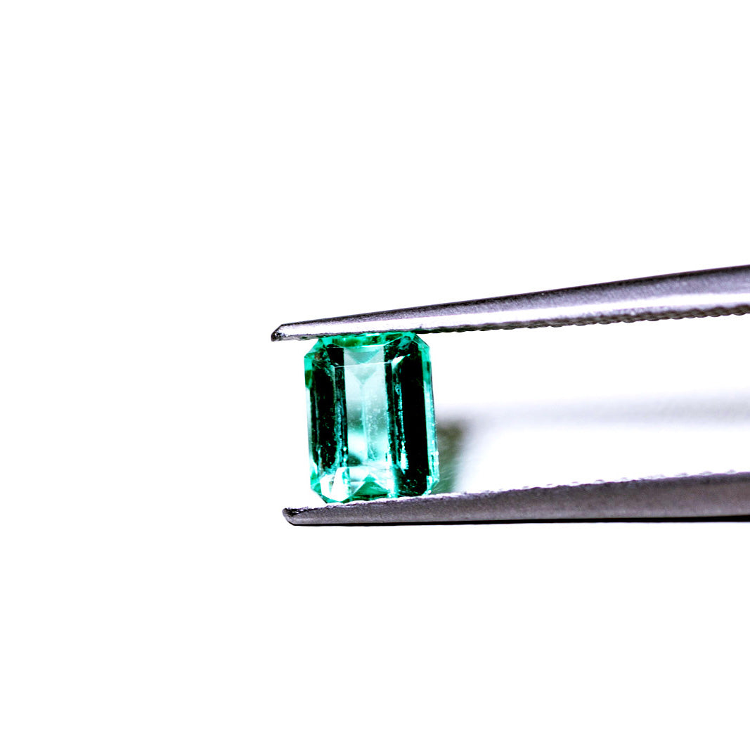 天然エメラルド 0.768ct コロンビア産 ノンオイル・ルース 撮影写真2｜J.C.BAR