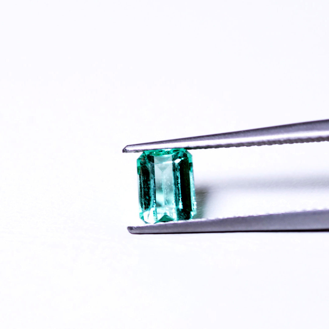 天然エメラルド 0.768ct コロンビア産 ノンオイル・ルース 撮影写真3｜J.C.BAR