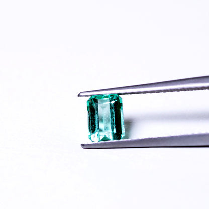 天然エメラルド 0.768ct コロンビア産 ノンオイル・ルース 撮影写真3｜J.C.BAR