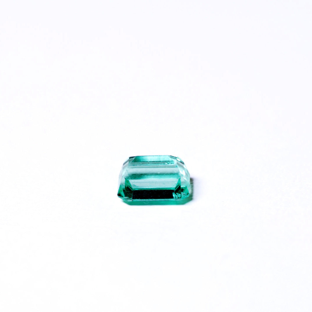 天然エメラルド 0.768ct コロンビア産 ノンオイル・ルース 撮影写真4｜J.C.BAR