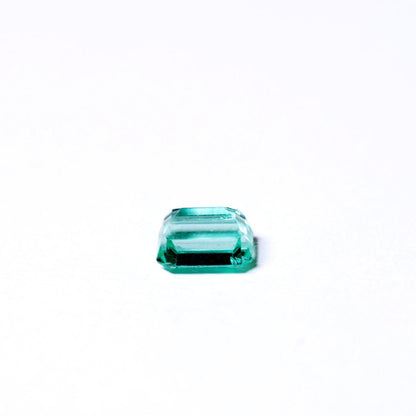 天然エメラルド 0.768ct コロンビア産 ノンオイル・ルース 撮影写真4｜J.C.BAR