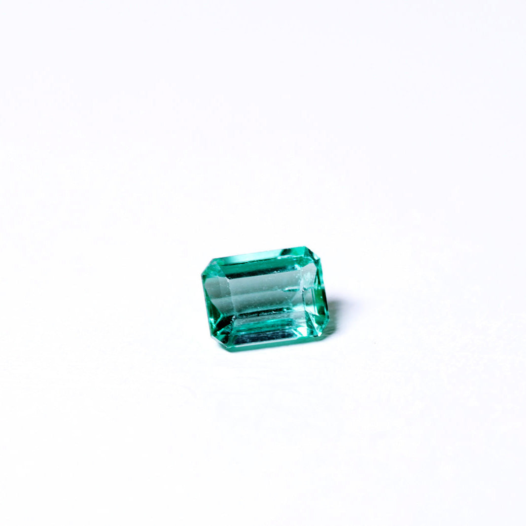 天然エメラルド 0.768ct コロンビア産 ノンオイル・ルース 撮影写真5｜J.C.BAR