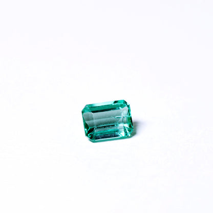 天然エメラルド 0.768ct コロンビア産 ノンオイル・ルース 撮影写真5｜J.C.BAR