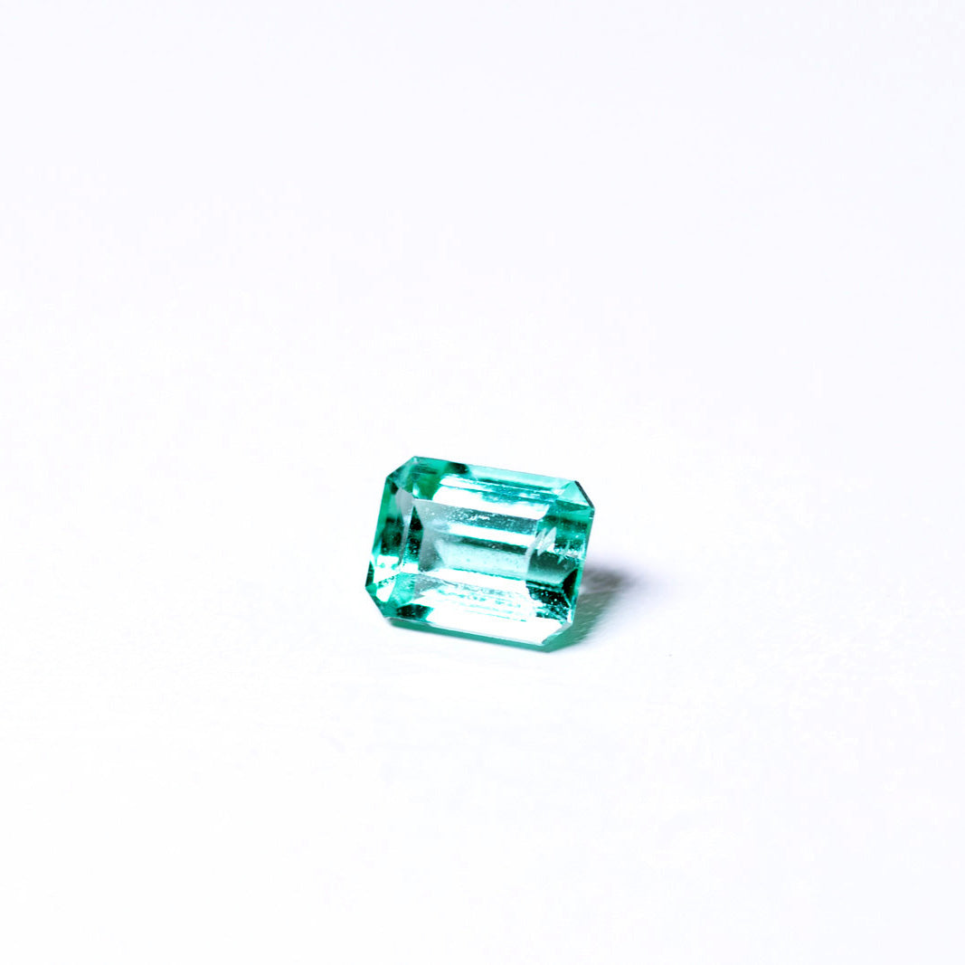 天然エメラルド 0.768ct コロンビア産 ノンオイル・ルース 撮影写真6｜J.C.BAR