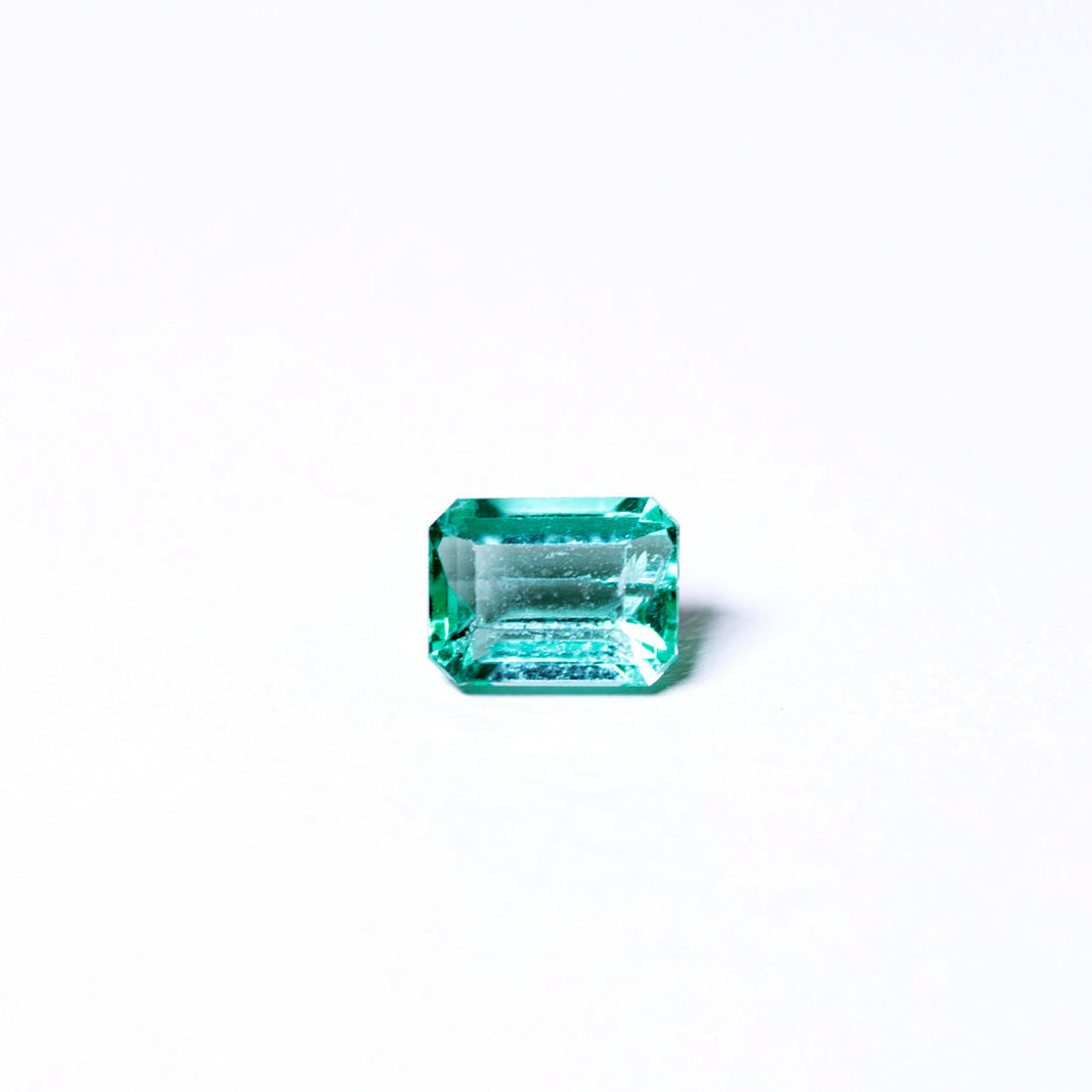 天然エメラルド 0.768ct コロンビア産 ノンオイル・ルース 撮影写真7｜J.C.BAR
