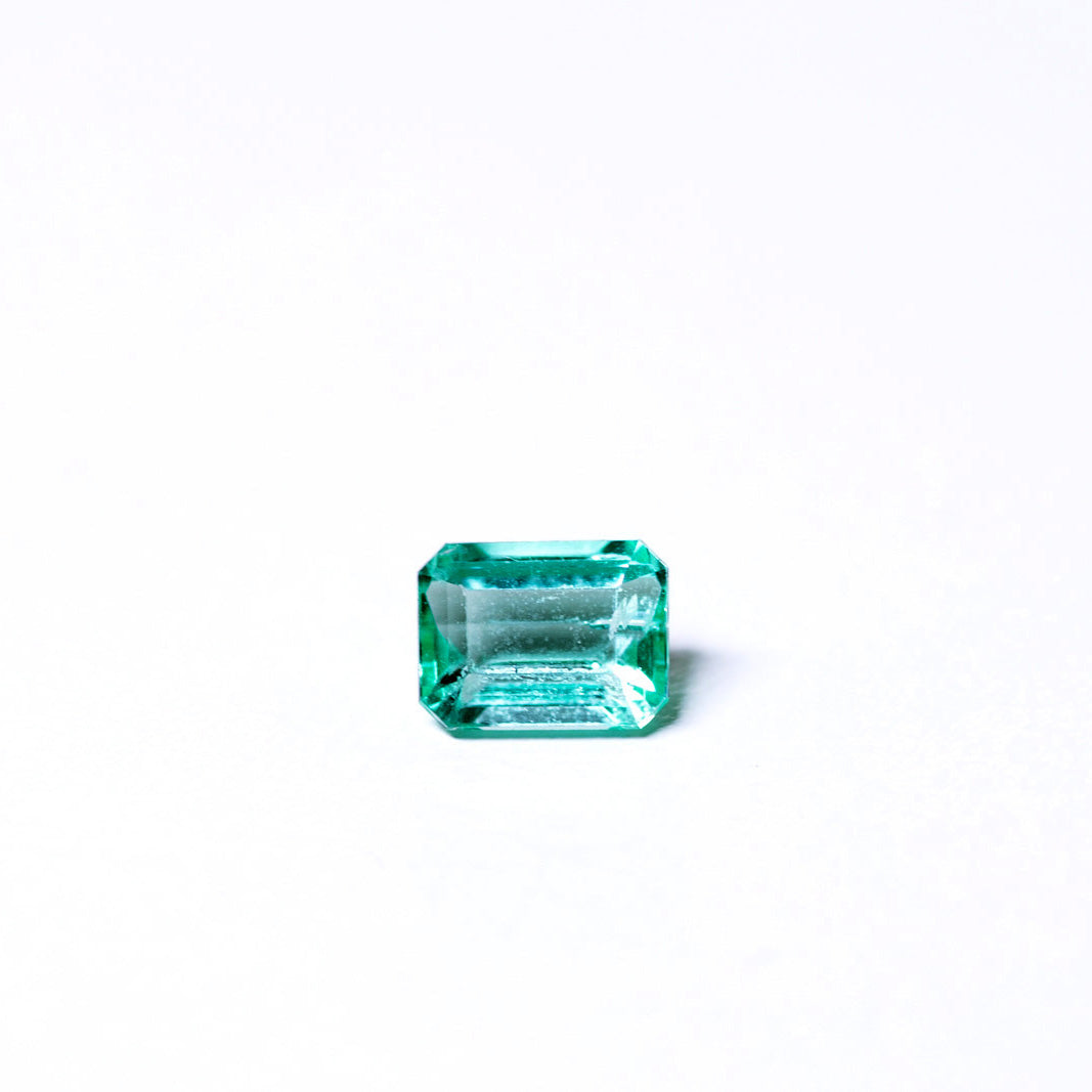 天然エメラルド 0.768ct コロンビア産 ノンオイル・ルース 撮影写真8｜J.C.BAR