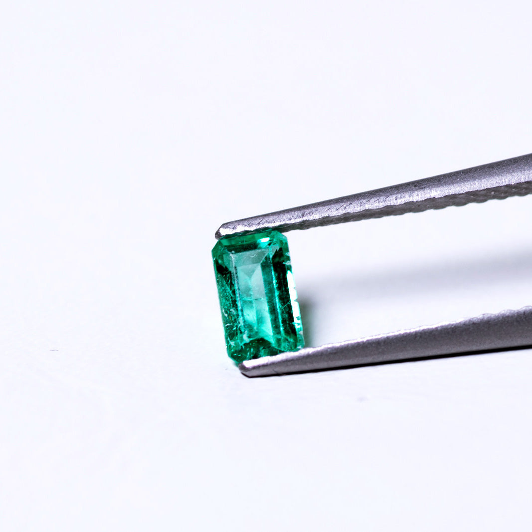 天然エメラルド 0.321ct コロンビア産 ノンオイル・ルース 撮影写真2｜J.C.BAR