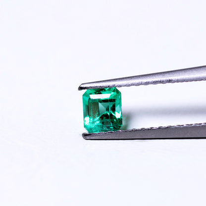 天然エメラルド 0.332ct コロンビア産 ノンオイル・ルース 撮影写真2｜J.C.BAR