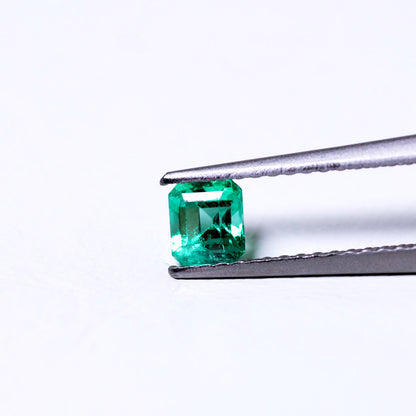 天然エメラルド 0.332ct コロンビア産 ノンオイル・ルース 撮影写真3｜J.C.BAR