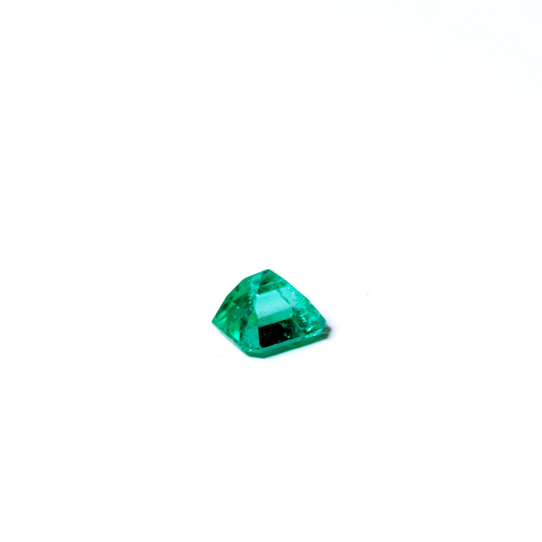 天然エメラルド 0.332ct コロンビア産 ノンオイル・ルース 撮影写真4｜J.C.BAR