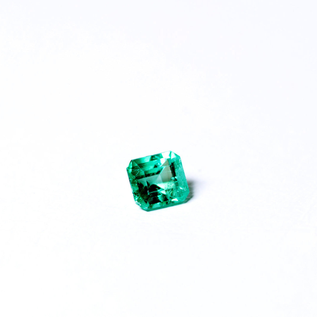 天然エメラルド 0.332ct コロンビア産 ノンオイル・ルース 撮影写真5｜J.C.BAR