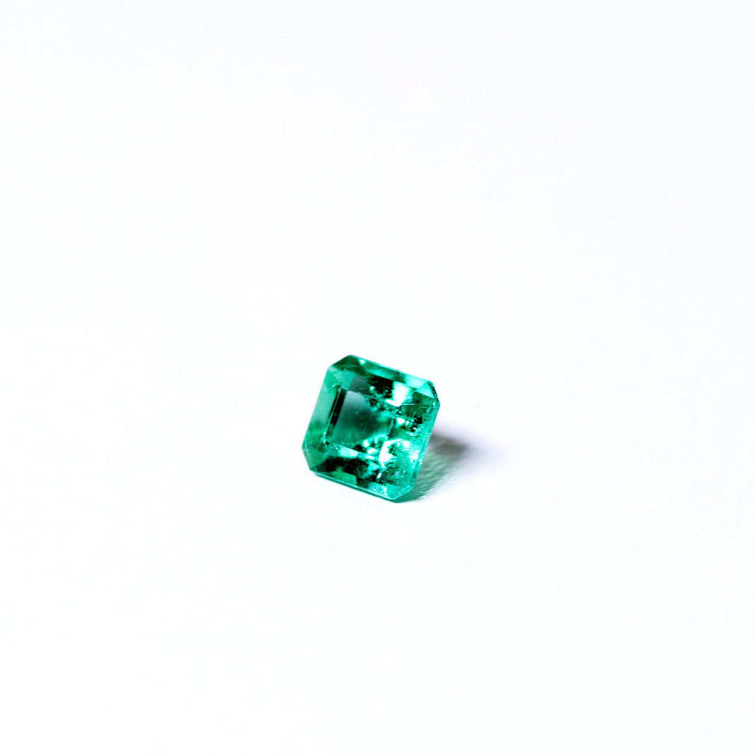 天然エメラルド 0.332ct コロンビア産 ノンオイル・ルース 撮影写真6｜J.C.BAR