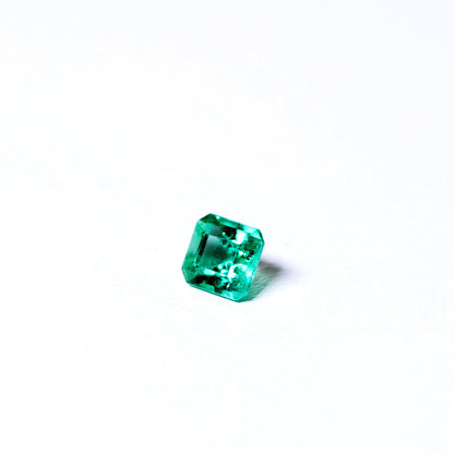 天然エメラルド 0.332ct コロンビア産 ノンオイル・ルース 撮影写真6｜J.C.BAR