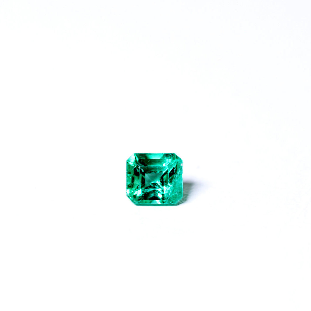 天然エメラルド 0.332ct コロンビア産 ノンオイル・ルース 撮影写真7｜J.C.BAR