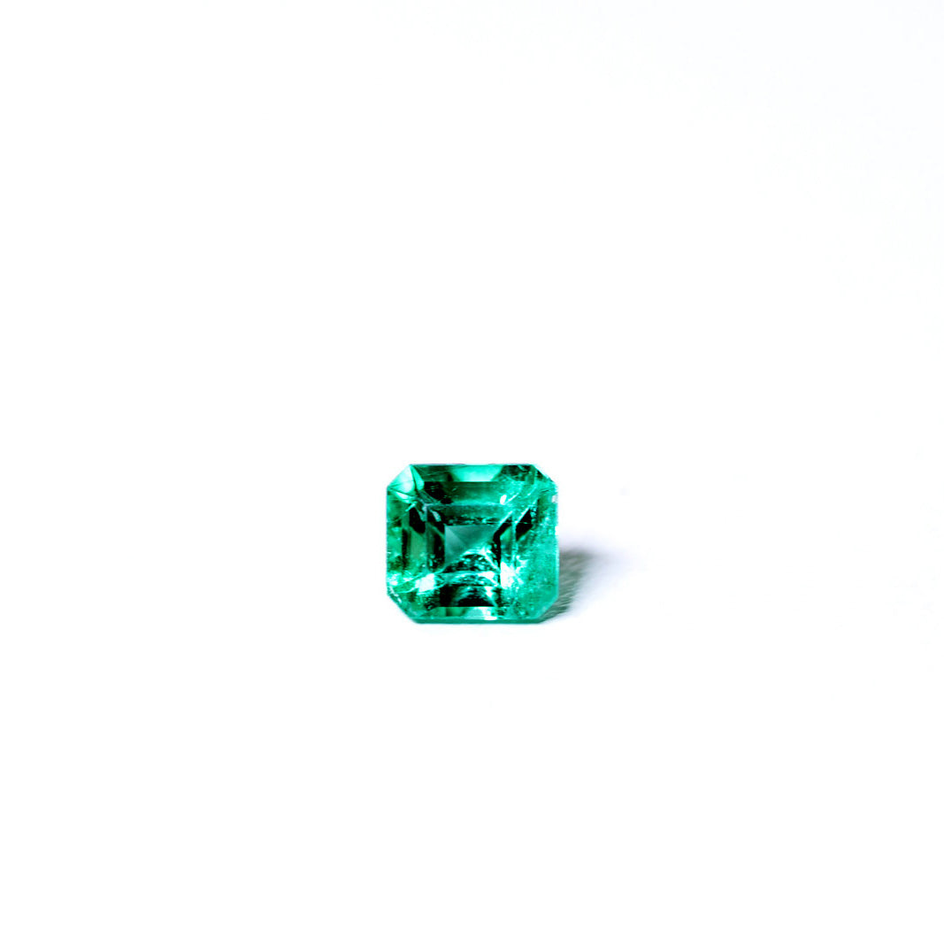 天然エメラルド 0.332ct コロンビア産 ノンオイル・ルース 撮影写真8｜J.C.BAR