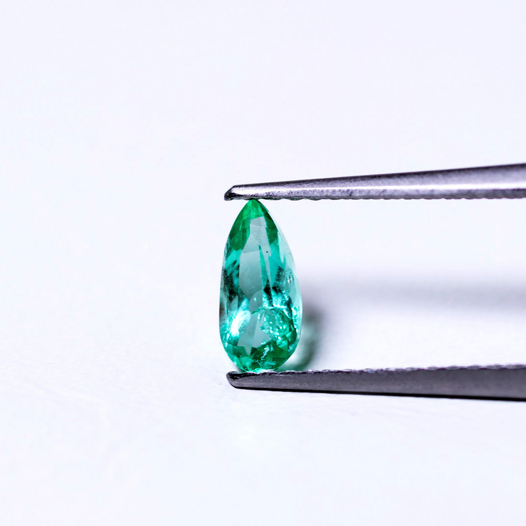 天然エメラルド 0.390ct コロンビア産 ノンオイル・ルース 撮影写真2｜J.C.BAR