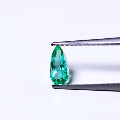 天然エメラルド 0.390ct コロンビア産 ノンオイル・ルース 撮影写真2｜J.C.BAR