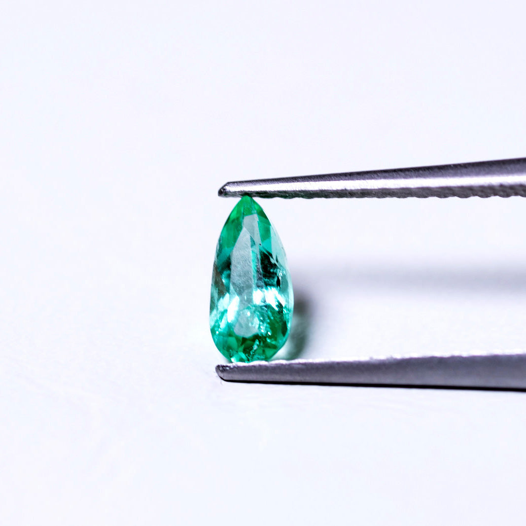 天然エメラルド 0.390ct コロンビア産 ノンオイル・ルース 撮影写真3｜J.C.BAR