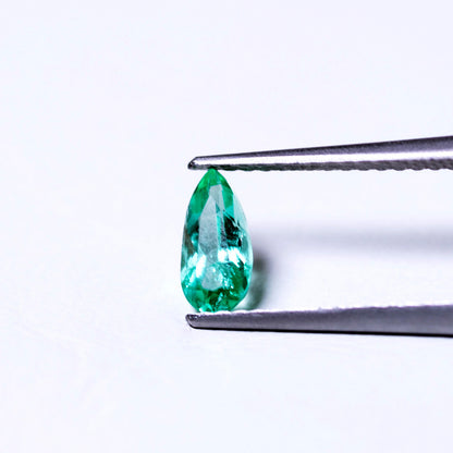 天然エメラルド 0.390ct コロンビア産 ノンオイル・ルース 撮影写真3｜J.C.BAR