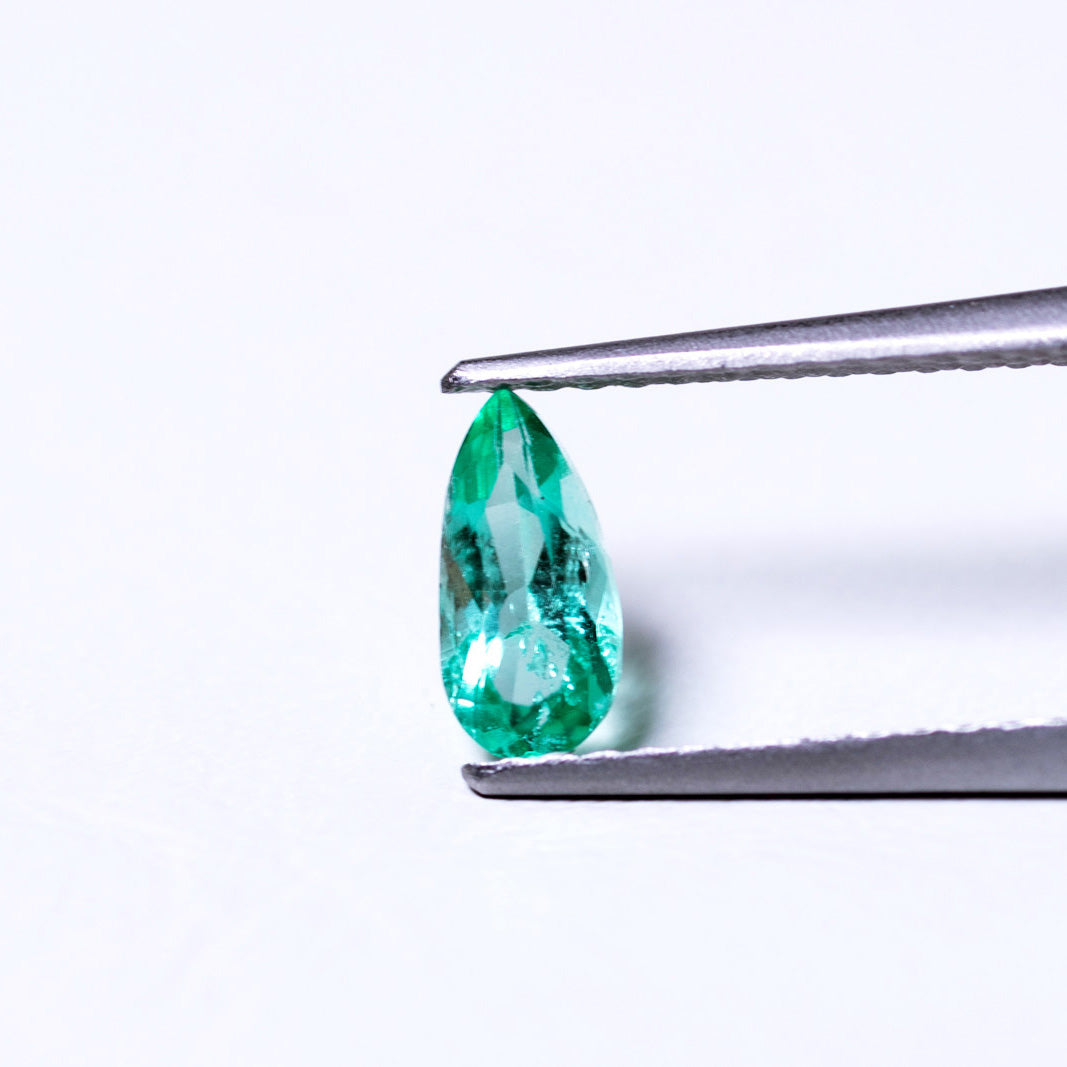 天然エメラルド 0.390ct コロンビア産 ノンオイル・ルース 撮影写真4｜J.C.BAR