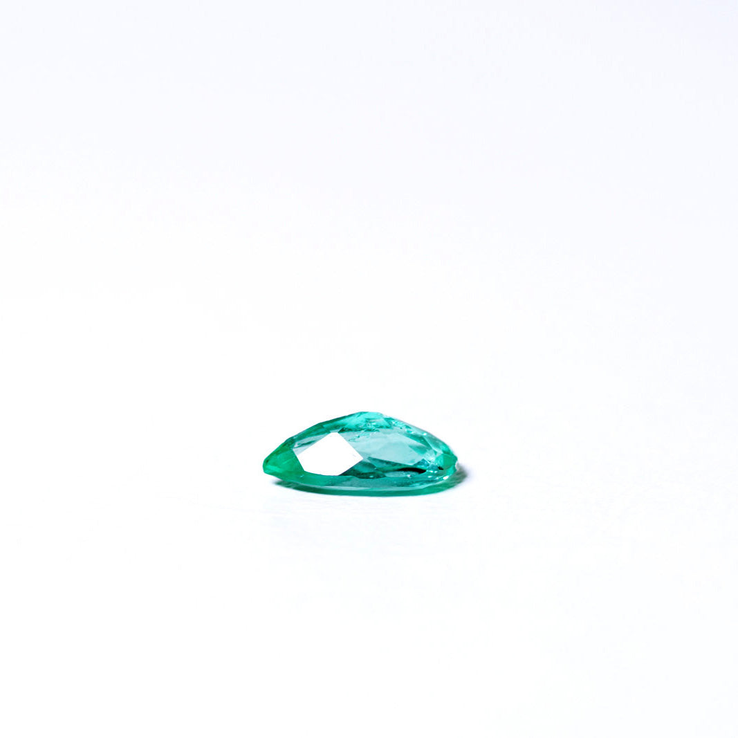 天然エメラルド 0.390ct コロンビア産 ノンオイル・ルース 撮影写真5｜J.C.BAR