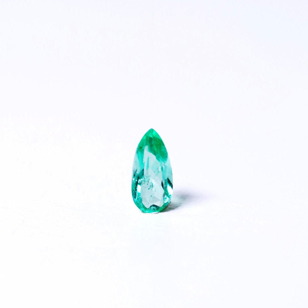 天然エメラルド 0.390ct コロンビア産 ノンオイル・ルース 撮影写真6｜J.C.BAR