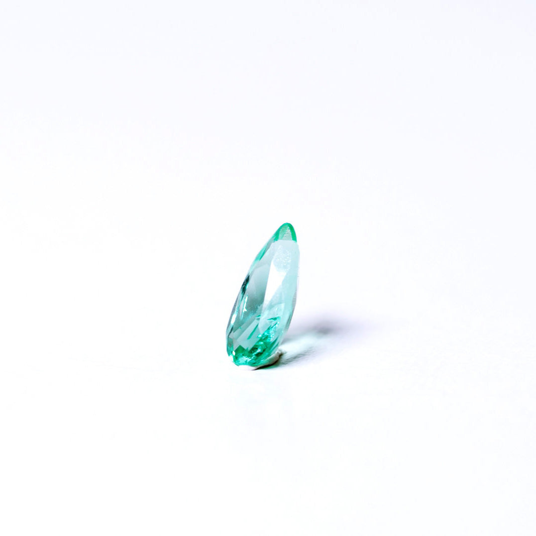 天然エメラルド 0.390ct コロンビア産 ノンオイル・ルース 撮影写真7｜J.C.BAR