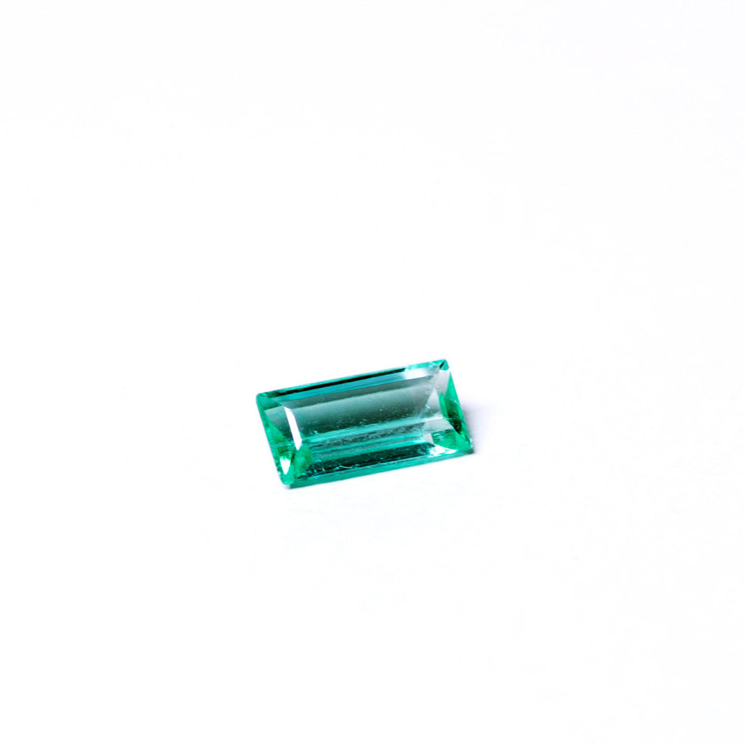 天然エメラルド 0.272ct コロンビア産 ノンオイル・ルース 撮影写真4｜J.C.BAR