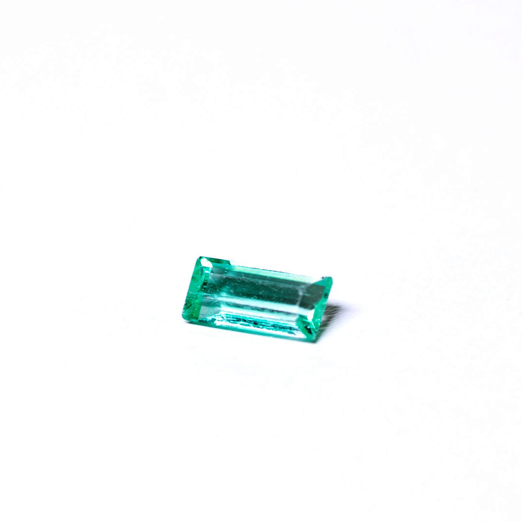 天然エメラルド 0.272ct コロンビア産 ノンオイル・ルース 撮影写真5｜J.C.BAR