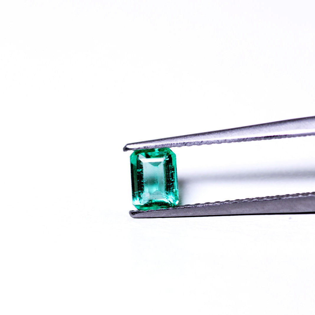 天然エメラルド 0.381ct コロンビア産 ノンオイル・ルース 撮影写真2｜J.C.BAR