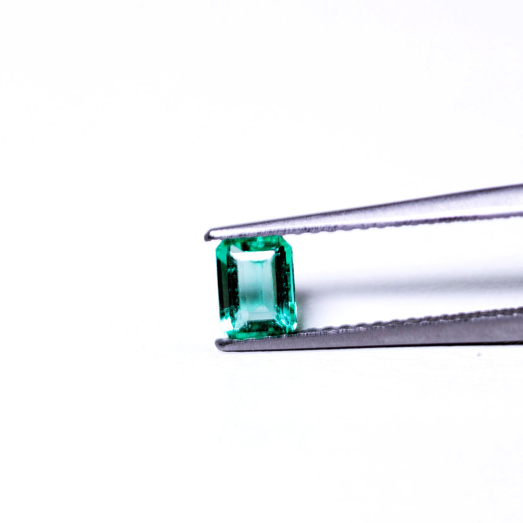 天然エメラルド 0.381ct コロンビア産 ノンオイル・ルース 撮影写真3｜J.C.BAR