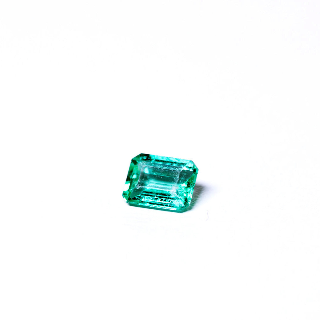 天然エメラルド 0.381ct コロンビア産 ノンオイル・ルース 撮影写真6｜J.C.BAR