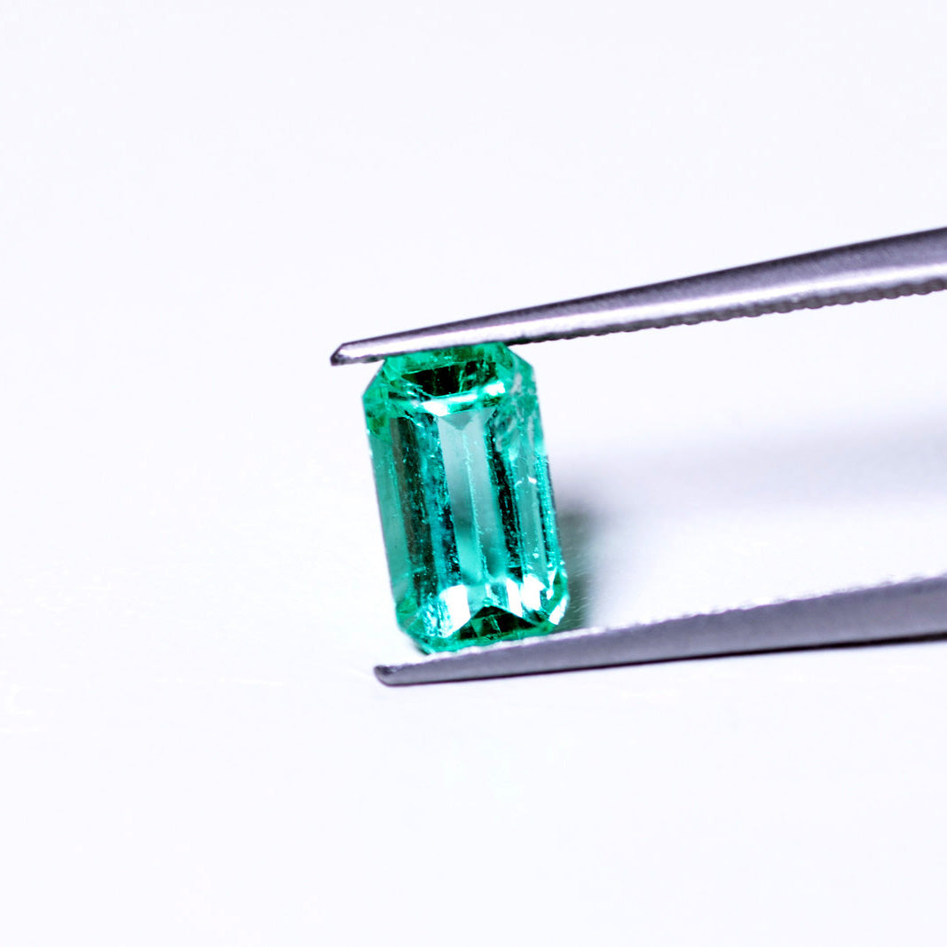 天然エメラルド 1.274ct コロンビア産 ノンオイル・ルース 撮影写真2｜J.C.BAR
