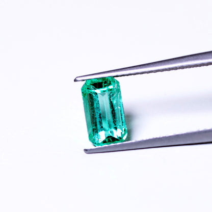 天然エメラルド 1.274ct コロンビア産 ノンオイル・ルース 撮影写真2｜J.C.BAR