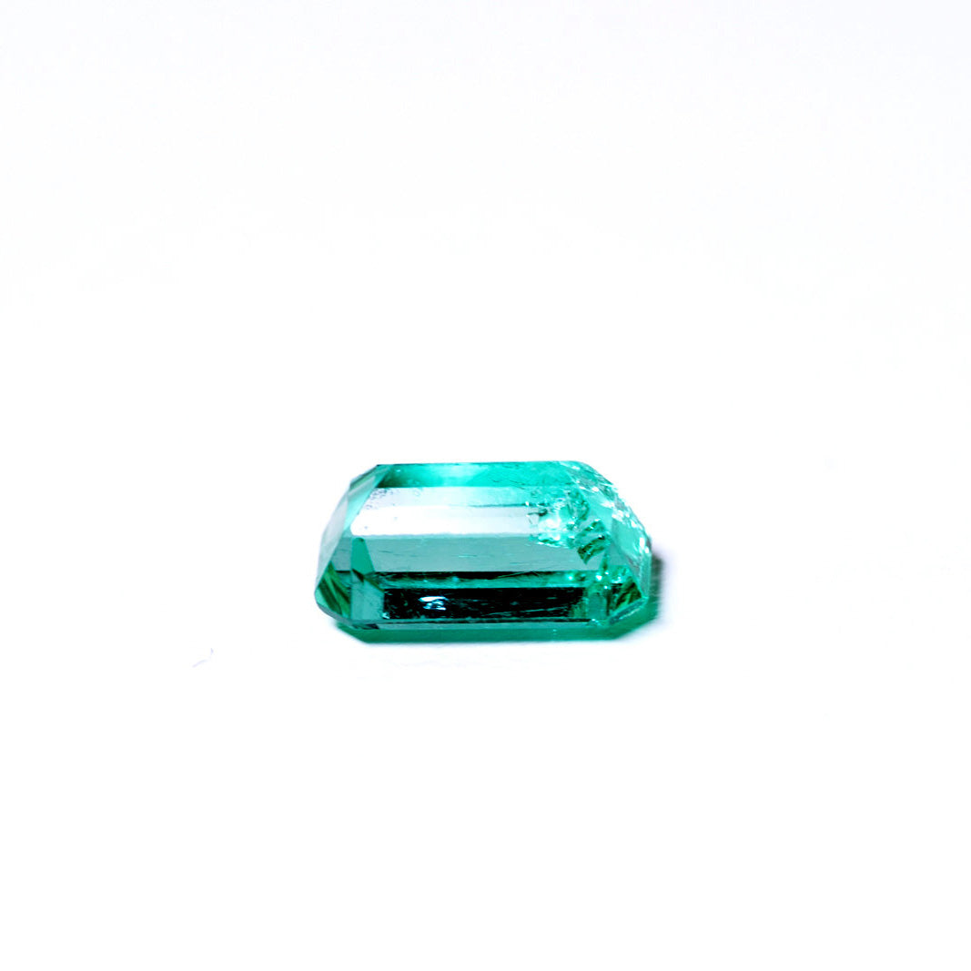 天然エメラルド 1.274ct コロンビア産 ノンオイル・ルース 撮影写真3｜J.C.BAR