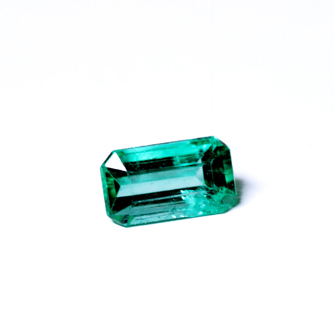 天然エメラルド 1.274ct コロンビア産 ノンオイル・ルース 撮影写真4｜J.C.BAR