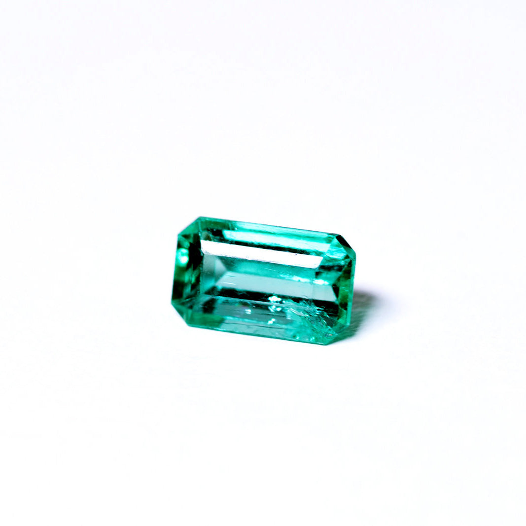 天然エメラルド 1.274ct コロンビア産 ノンオイル・ルース 撮影写真5｜J.C.BAR