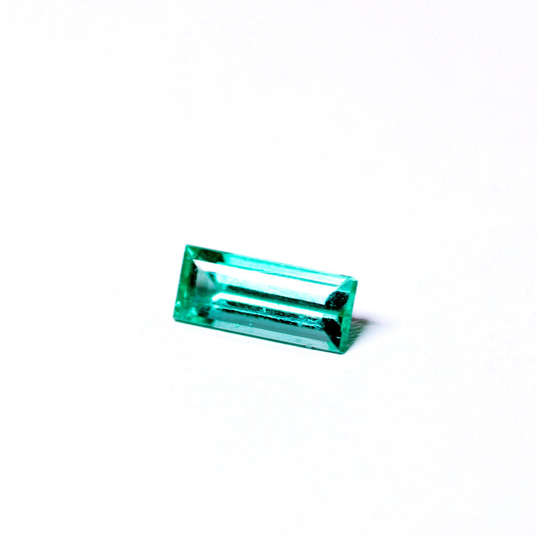 天然エメラルド 0.563ct コロンビア産 ノンオイル・ルース 撮影写真6｜J.C.BAR