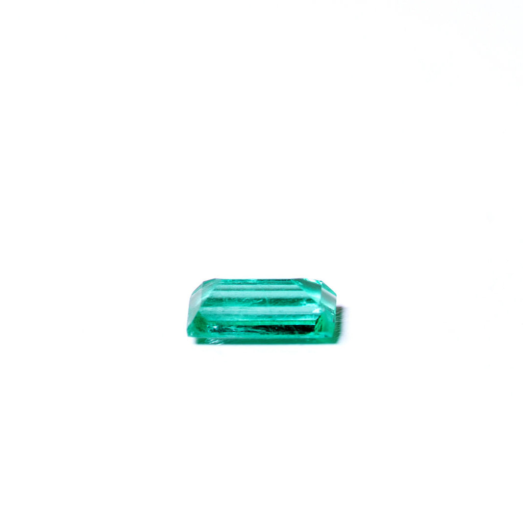 天然エメラルド 0.416ct コロンビア産 ノンオイル・ルース 撮影写真3｜J.C.BAR