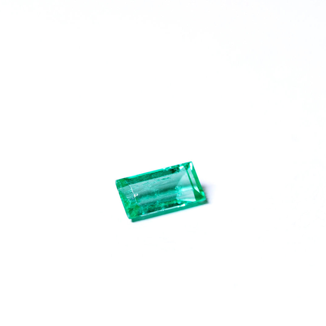 天然エメラルド 0.416ct コロンビア産 ノンオイル・ルース 撮影写真4｜J.C.BAR