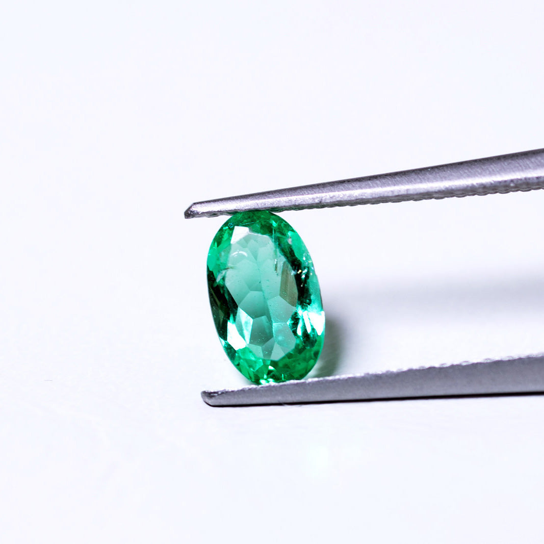 天然エメラルド 0.475ct コロンビア産 ノンオイル・ルース 撮影写真3｜J.C.BAR