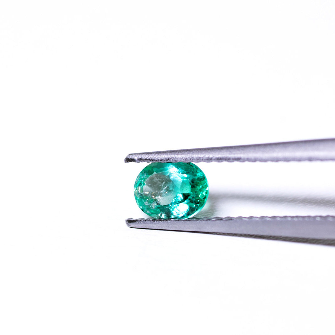 天然エメラルド 0.472ct コロンビア産 ノンオイル・ルース 撮影写真2｜J.C.BAR
