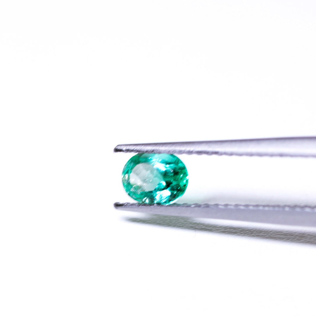 天然エメラルド 0.472ct コロンビア産 ノンオイル・ルース 撮影写真3｜J.C.BAR