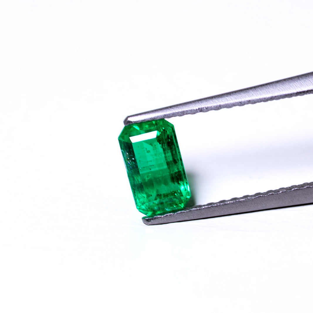 天然エメラルド 0.683ct コロンビア産 ノンオイル・ルース 撮影写真2｜J.C.BAR