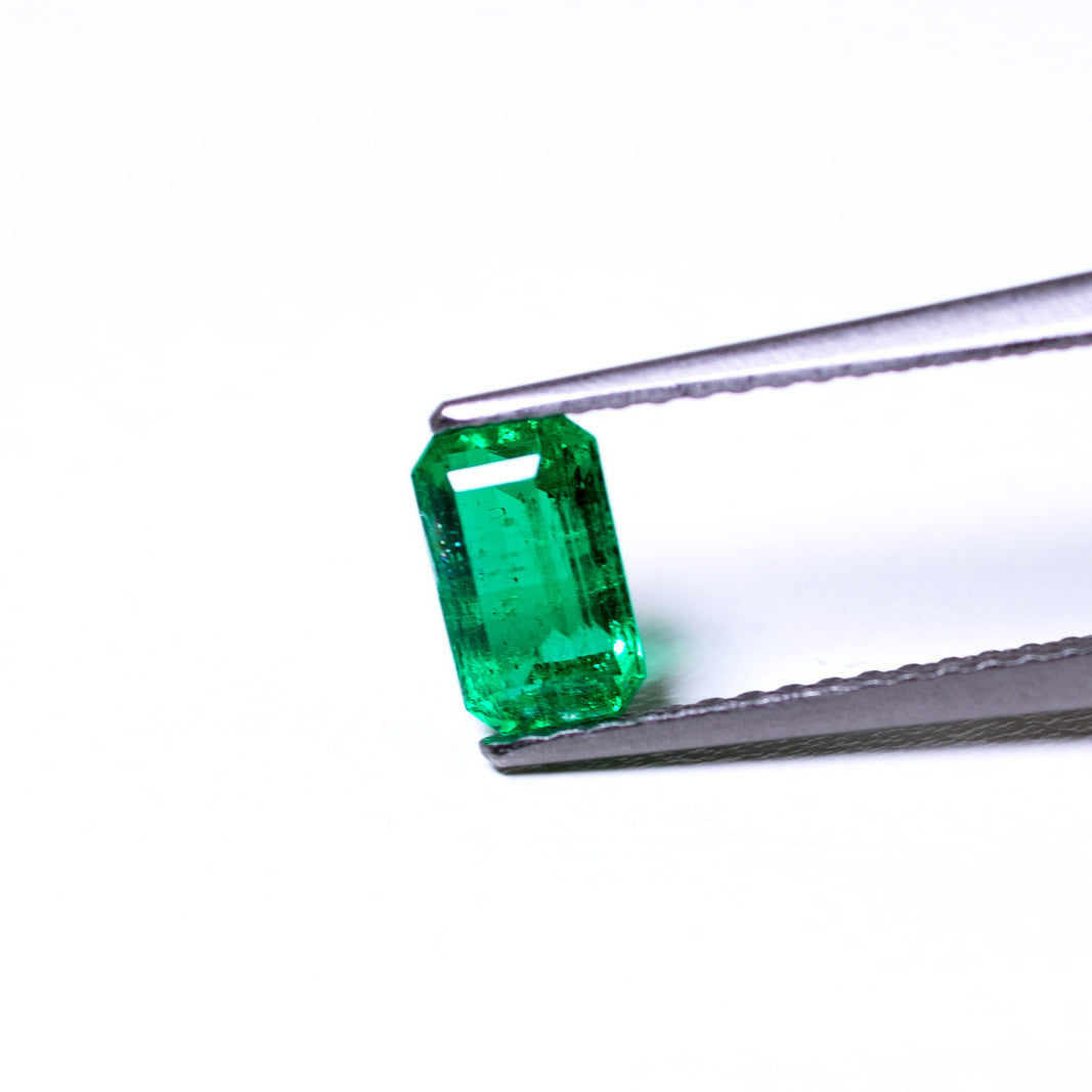 天然エメラルド 0.683ct コロンビア産 ノンオイル・ルース 撮影写真3｜J.C.BAR