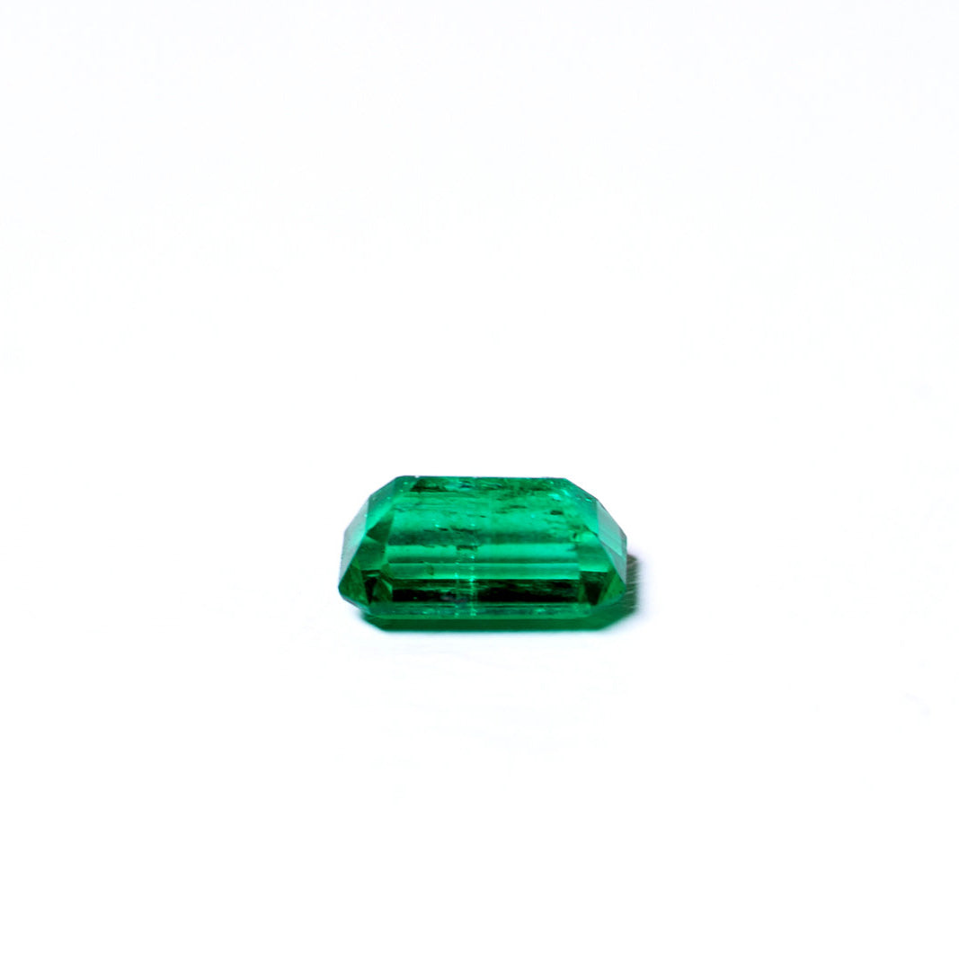 天然エメラルド 0.683ct コロンビア産 ノンオイル・ルース 撮影写真4｜J.C.BAR